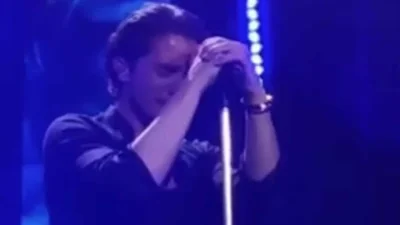 ''Λύγισε'' επί σκηνής - Δε μπορούσε να σταματήσει να κλαίει ο Οικονομόπουλος σε συναυλία του στην Πάτρα