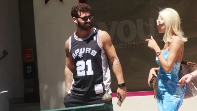 Δεν τους ένοιαξαν τα αδιάκριτα βλέμματα - Τα καυτά φιλιά στο στόμα του Σχίζα στην Παναγιώταρου στο κέντρο της Αθήνας