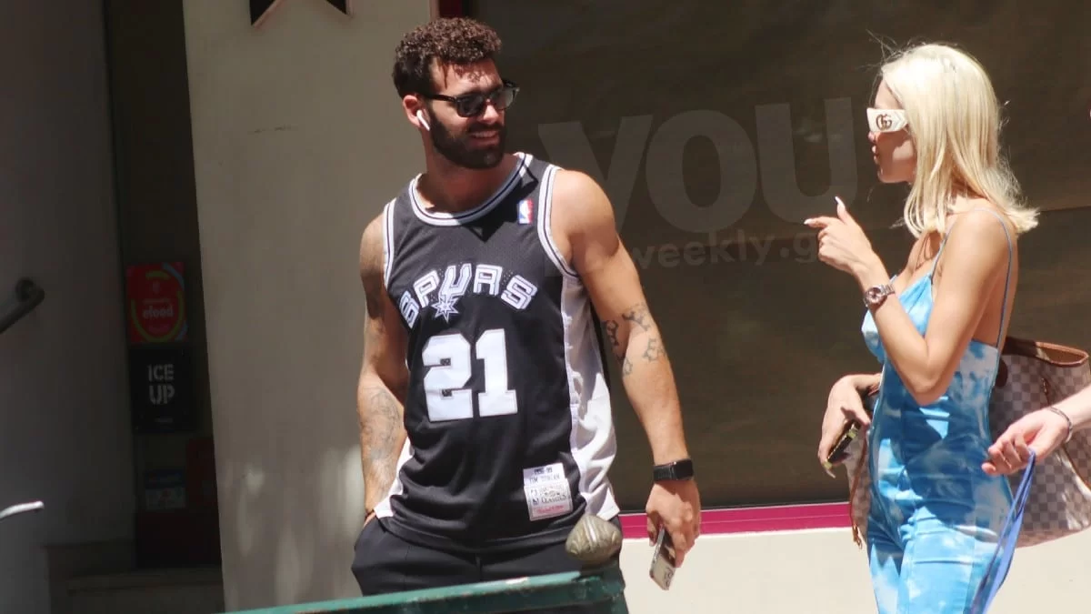 Δεν τους ένοιαξαν τα αδιάκριτα βλέμματα - Τα καυτά φιλιά στο στόμα του Σχίζα στην Παναγιώταρου στο κέντρο της Αθήνας