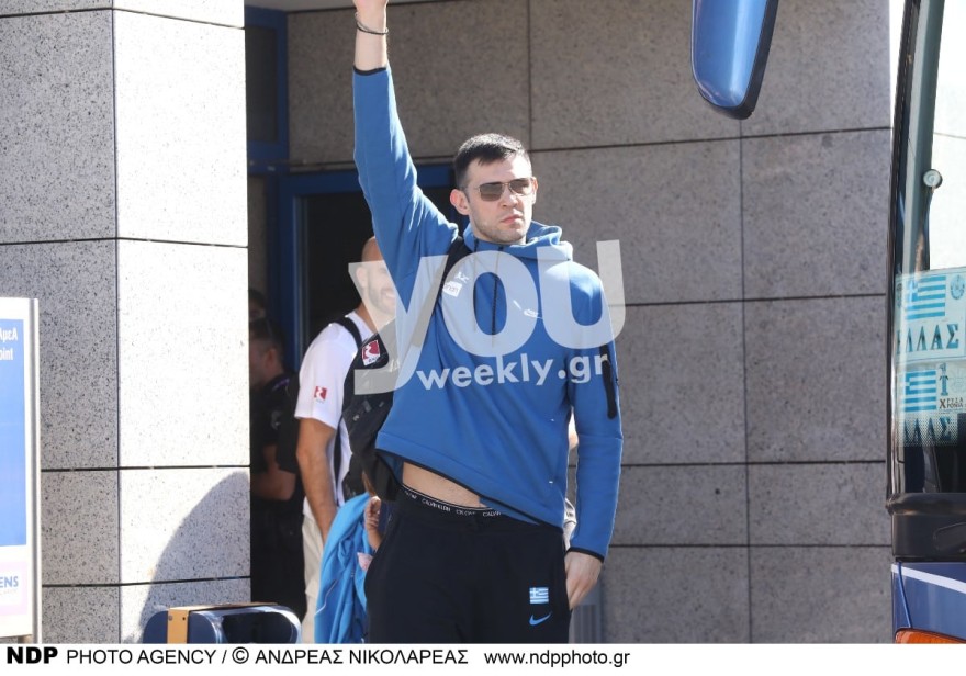 Ο αρχηγός Κώστας Παπανικολάου κατά την άφιξή του στην Ελλάδα