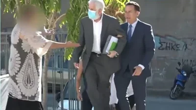 Ακραίο περιστατικό στη δίκη του Πέτρου Φιλιππίδη - Ρομά γυναίκα τον φίλησε έξω από τα δικαστήρια