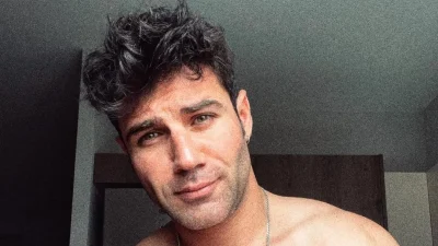 Με γκρι στοιχεία και πολλά ατμοσφαιρικά φωτιστικά - Η μίνιμαλ διακόσμηση στο σπίτι του Πέτρου Ιακωβίδη