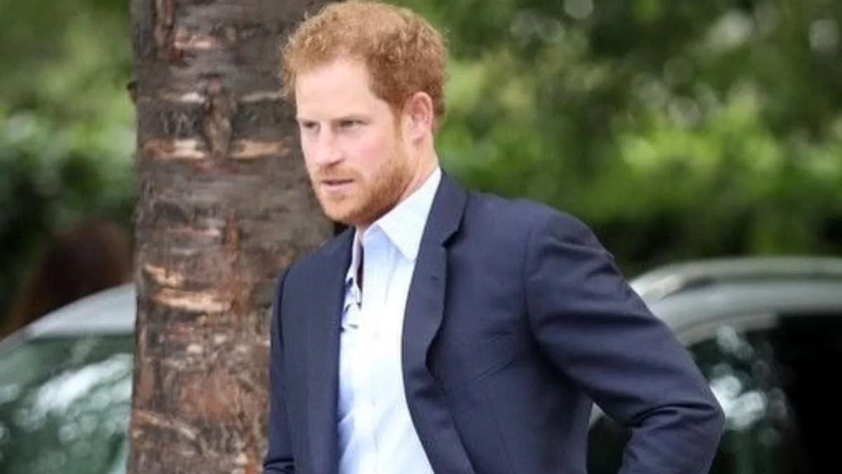 Μαυροφορεμένος και ανέκφραστος - Η πρώτη φωτογραφία του πρίγκιπα Χάρι μετά το θάνατο της βασίλισσας Ελισάβετ