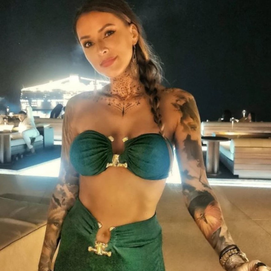  Ανέμελη στη Μύκονο η Ραμόνα Μοροσάνου