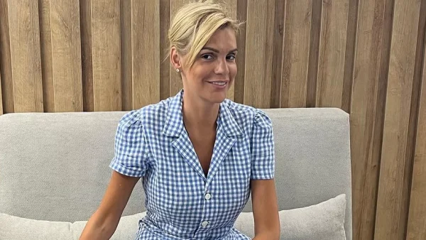 Η Σάσα Σταμάτη, με mini, κίτρινο φόρεμα - Δημιουργία της Σήλιας Κριθαριώτη