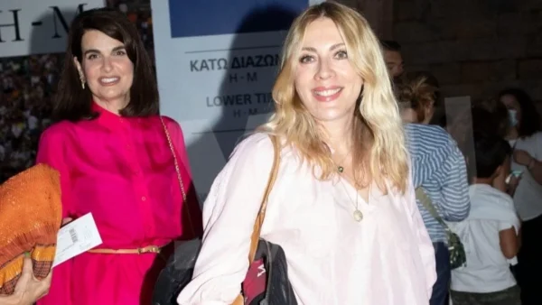 Χόρεψε σα να μην την έβλεπε κανείς - Σε τρελό κέφι η Σμαράγδα Καρύδη στο γάμο της Αθερίδου