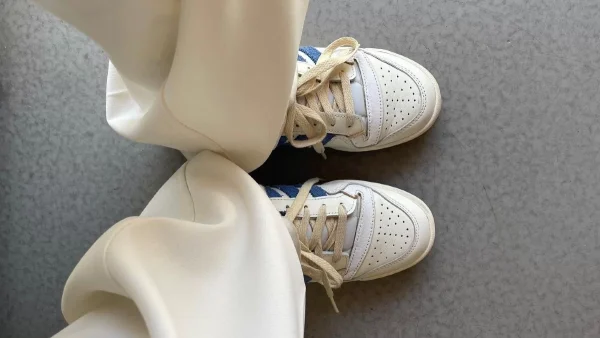 Τα sneakers παίρνουν τη θέση των καλοκαιρινών παπουτσιών - 4 τρόποι να τα συνδυάσεις σύμφωνα με τα τελευταία fashion trends