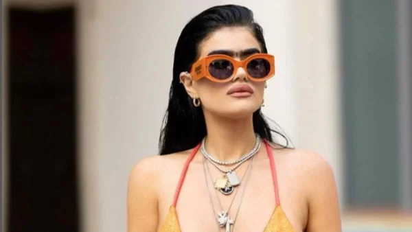 Η Σοφία Χατζηπαντέλη πόζαρε με τον πιο αισθησιακό τρόπο με φόντο τον Πύργο του Άιφελ