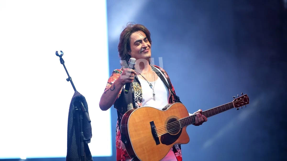 Δεν έχασε λεπτό μετά το ''ναυάγιο'' με τον Γιώργο Μαζωνάκη - Αυτή η τραγουδίστρια θα βρεθεί στο πλάι του Διονύση Σχοινά