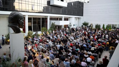 Μια "γροθιά" ο καλλιτεχνικός και πολιτικός κόσμος στο τελευταίο "αντίο" του Κώστα Καζάκου