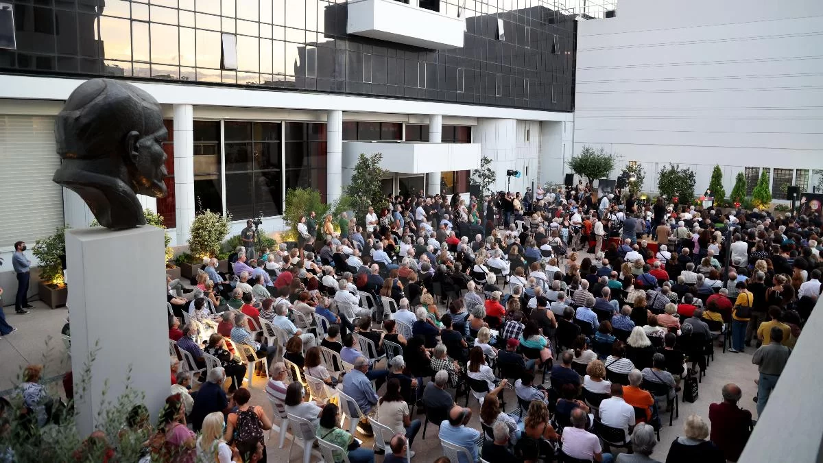 Μια "γροθιά" ο καλλιτεχνικός και πολιτικός κόσμος στο τελευταίο "αντίο" του Κώστα Καζάκου