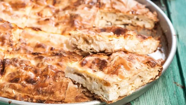 Τραγανή βουτηχτή τυρόπιτα - Εύκολη με γέμιση που θυμίζει μπεσαμέλ