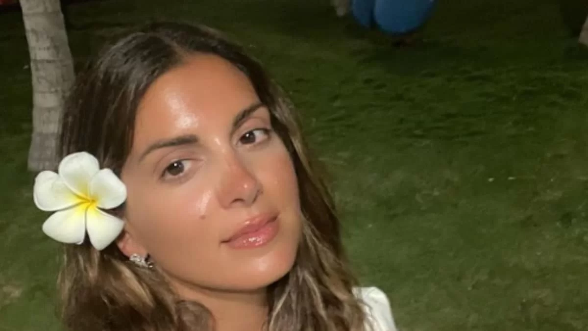 Σαν γοργόνα σε πισίνα - Η Σταματίνα Τσιμτσιλή ποζάρει ξαπλωμένη στο νερό και "ρίχνει" το Instagram