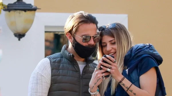 "Όλα τα όνειρά σας..." - Η συγκινητική ευχή που έλαβαν Αναστασία Δεληγιάννη και Ηλίας Βρεττός μετά τον γάμο τους