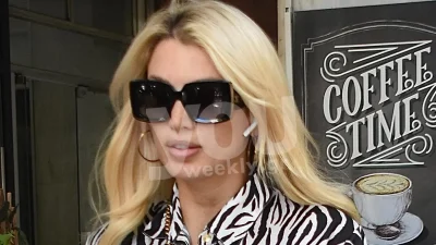 Η εγκυμονούσα Κωνσταντίνα Σπυροπούλου με τσάντα αξίας άνω των 2.500 ευρώ και μίνι, ζεβρέ φόρεμα, στο κέντρο της Αθήνας