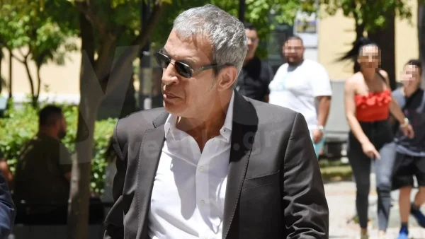 Ράκος ψυχολογικά ο Θέμης Αδαμαντίδης στην κηδεία της μητέρας του, Αντωνίας