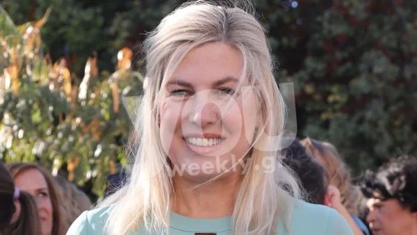 Η Ράνια Θρασκιά με γαλαζοπράσινο φόρεμα στα 48 της - Το φόρεσε στη βάφτιση του γιού του Παναγιώτη Χατζηδάκη και της Χαράς Σαράντη