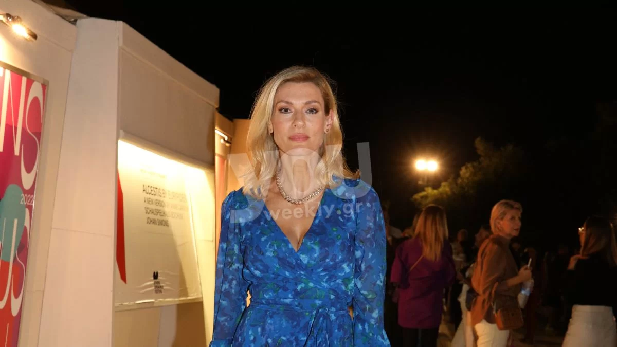 Με στενό μαύρο φόρεμα και ψηλές γόβες - Πιο εντυπωσιακή από ποτέ η Ζέτα Δούκα δίπλα στον σύντροφό της, Μιχάλη Χατζαντωνά