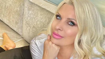 Αγουροξυπνημένη και αχτένιστη - Η φωτογραφία της Ελένης Μενεγάκη στο κρεβάτι της με το δώρο του Ματέο αγκαλιά