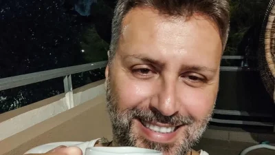 Αγνώριστος ο Γιάννης Καλλιανός - Αδυνάτισε κι άλλο και η αλλαγή στην εμφάνισή του είναι τεράστια