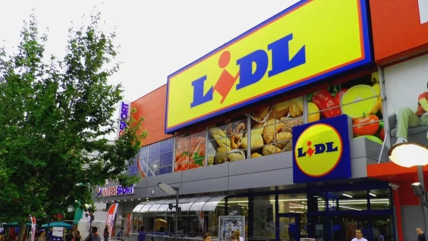 Κοσμοσυρροή στα Lidl - Δεν χωράνε να περάσουν στους διαδρόμους μετά από αυτήν την ανακοίνωση