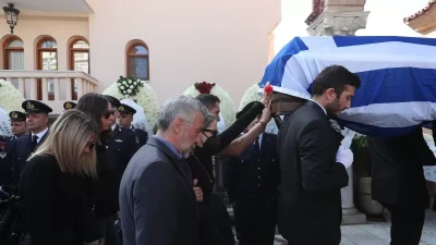 Ανατριχιαστικό βίντεο από την κηδεία του Αλέξανδρου Νικολαϊδη - Η στιγμή που ο πατέρας του μπαίνει στην εκκλησία σπαράζοντας