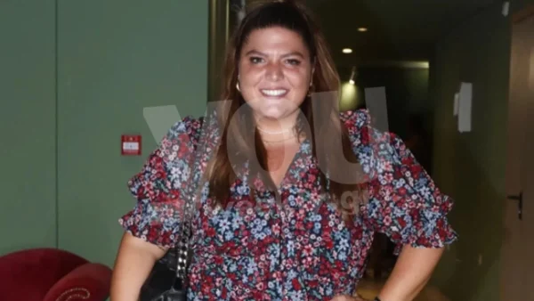 Φόρεσε το μαγιό της και βούτηξε στην θάλασσα - Η εξόρμηση που έκανε η Δανάη Μπάρκα ανήμερα της 28ης Οκτωβρίου