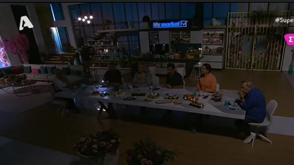 Super Κατερίνα: "Έπεσε" μαύρο στο πλατό την ώρα ζωντανής σύνδεσης - «Συμβαίνουν αυτά στις εκπομπές»