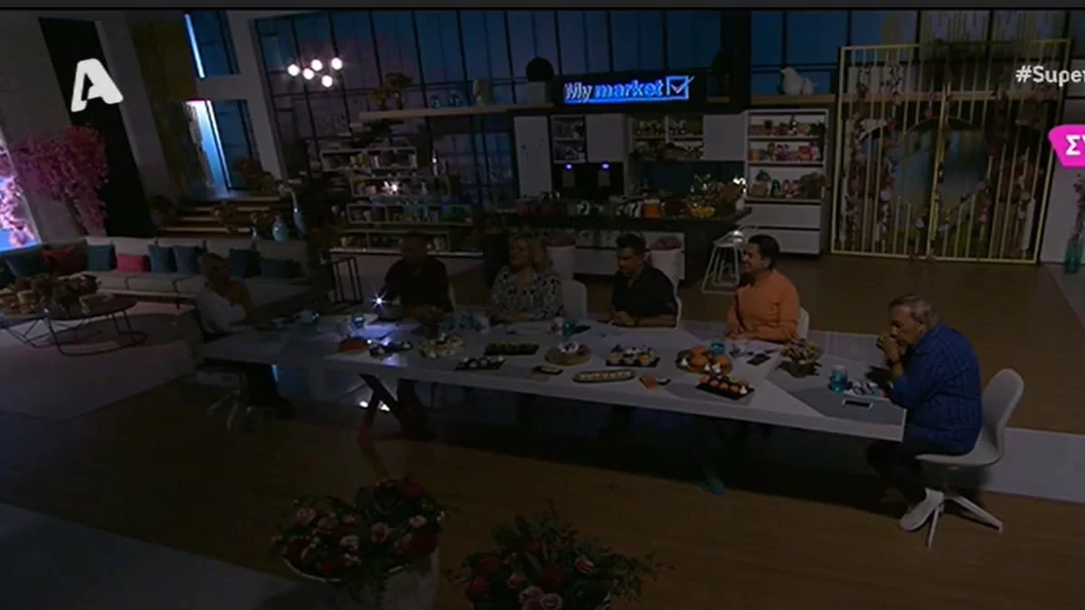 Super Κατερίνα: "Έπεσε" μαύρο στο πλατό την ώρα ζωντανής σύνδεσης - «Συμβαίνουν αυτά στις εκπομπές»