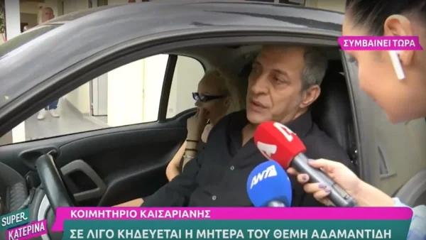 «Αυτό που μου είχε πει τελευταία είναι να...» - Συντετριμμένος ο Θέμης Αδαμαντίδης στην κηδεία της μητέρας του