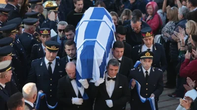 Συντετριμμένος και με σκυμμένο το κεφάλι ο Μιχάλης Μουρούτσος στην κηδεία του Αλέξανδρου Νικολαΐδη