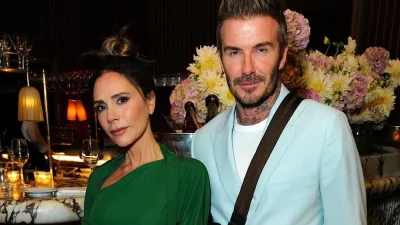 Η νέα κολεξιόν της Βικτόρια Μπέκαμ λέει "ναι" στη μονοχρωμία και τα ανάλαφρα υφάσματα - Όσα είδαμε στην Εβδομάδα Μόδας του Παρισιού