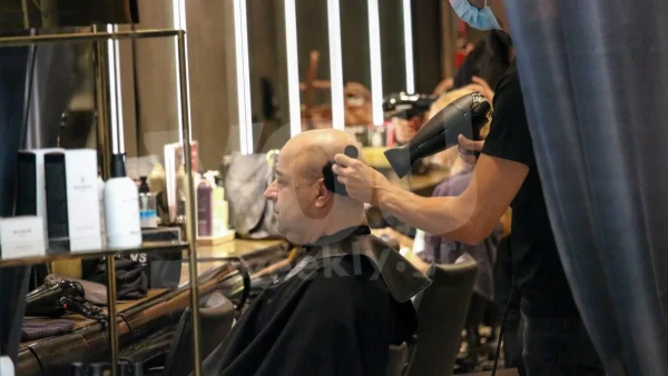 Με το που βγήκαν έξω από το κομμωτήριο έγινε χαμός - Αποκλειστικές φωτογραφίες της Έλενας Τσαβαλιά και του Μάρκου Σεφερλή