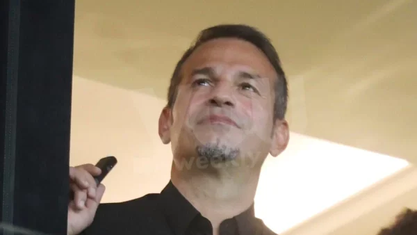 Με μαύρο κοστούμι και χαμογελαστός στο γήπεδο: Σπάνια δημόσια εμφάνιση του Ντέμη Νικολαΐδη