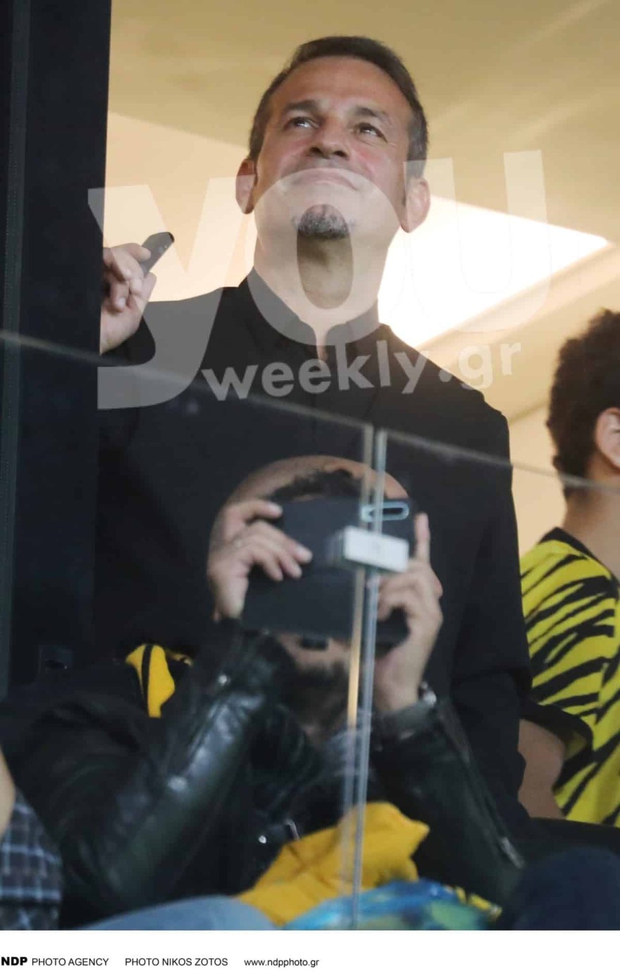 Με μαύρο κοστούμι και χαμογελαστός στο γήπεδο: Σπάνια δημόσια εμφάνιση του Ντέμη Νικολαΐδη