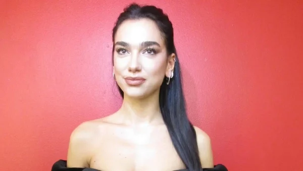 Η dark πλευρά της Dua Lipa - Το αγαπημένο αξεσουάρ που θα δούμε το χειμώνα