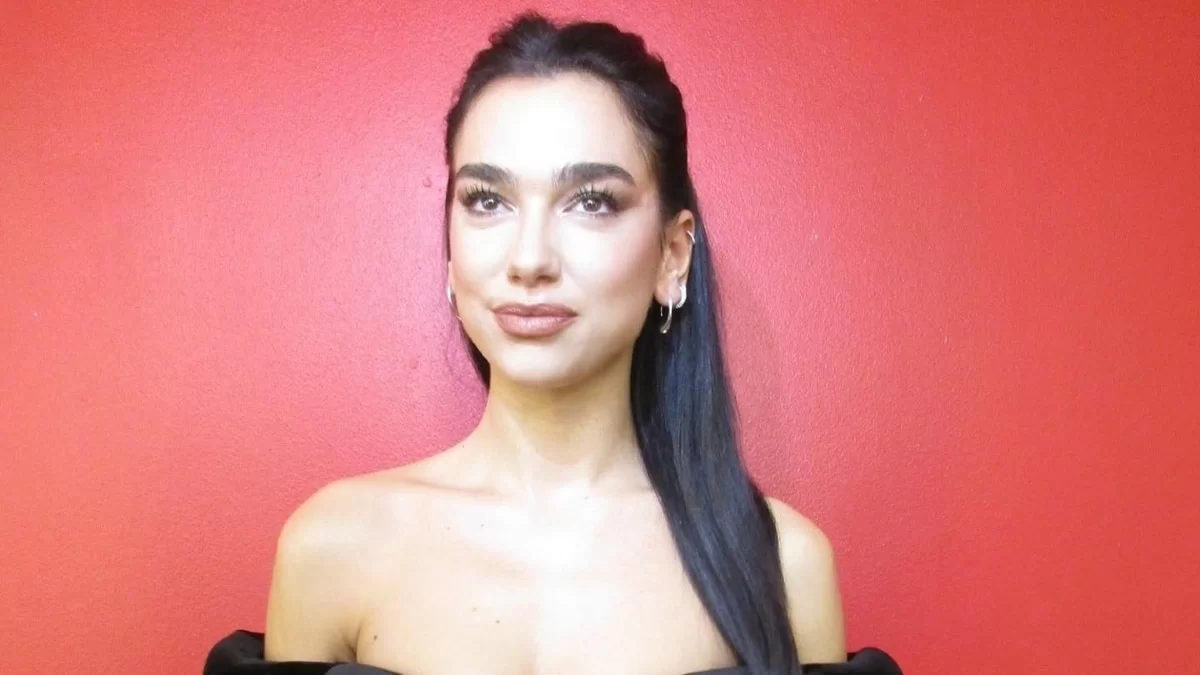 Η dark πλευρά της Dua Lipa - Το αγαπημένο αξεσουάρ που θα δούμε το χειμώνα