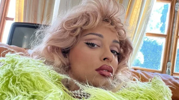 Με μίνι φόρεμα και 20ποντα - Οι σκυμμένες πόζες της Ελένης Φουρέιρα μετά τα δημοσιεύματα εγκυμοσύνης