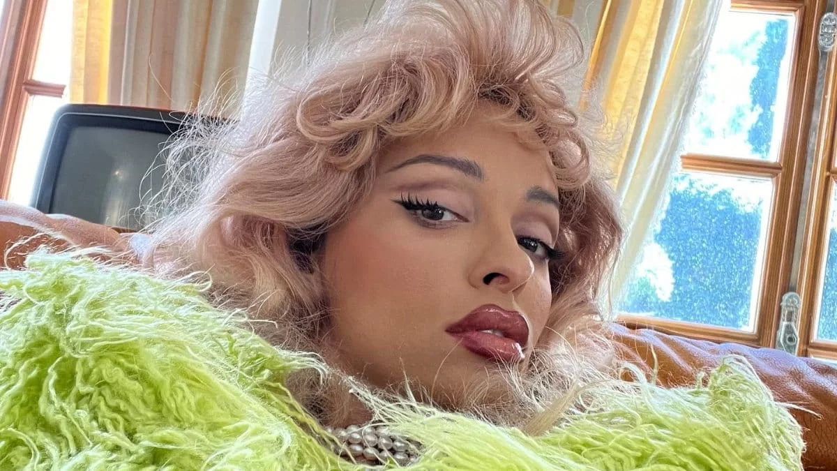 Με μίνι φόρεμα και 20ποντα - Οι σκυμμένες πόζες της Ελένης Φουρέιρα μετά τα δημοσιεύματα εγκυμοσύνης