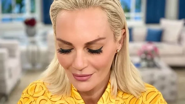 Το στιλ της 47χρονης Έλενας Χριστοπούλου είναι για όλους - 3 ιδιαίτερα αξεσουάρ που δεν αποχωρίζεται