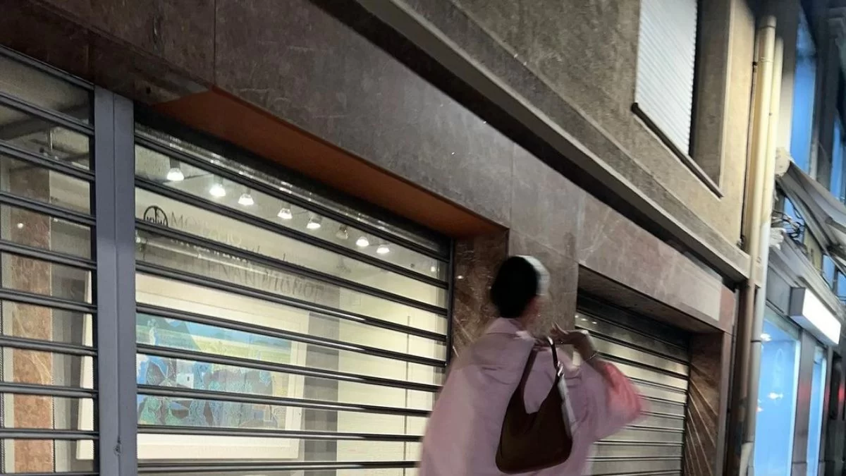 Με ροζ μίνι φόρεμα στο κέντρο της Αθήνας - Βραδινή έξοδος για την Ελένη Φουρέιρα μετά από καιρό