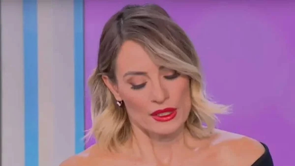 «Μου έχει συμβεί να κατουριέμαι από τον φόβο μου» - Σκηνικό τρόμου στο εργασιακό περιβάλλον της Ελεονώρας Μελέτη