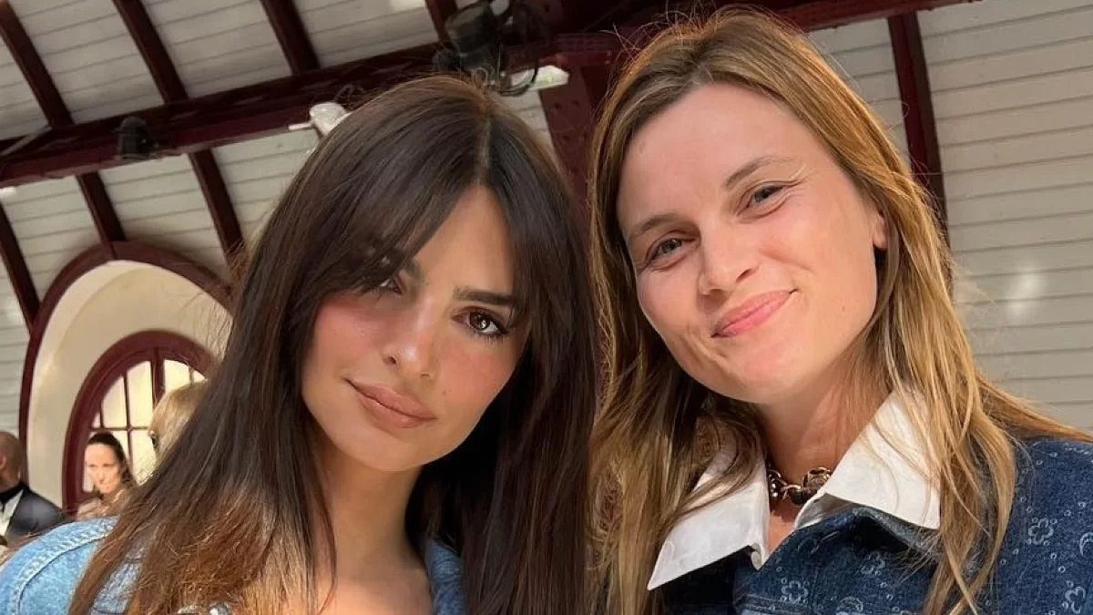 Denim on Denim: Η Emily Ratajkowski και η Eugénie Trochu, ακολούθησαν την πιο φθινοπωρινή τάση, στην Εβδομάδα Μόδας του Παρισιού