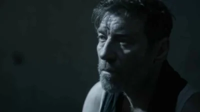 "Μια νύχτα του Αυγούστου": «Μόνο εγώ έχω ανατριχιάσει;» - Θριάμβευσε στην πρεμιέρα της σειράς ο Γιάννης Στάνκογλου