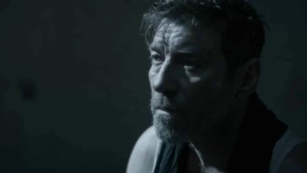 "Μια νύχτα του Αυγούστου": «Μόνο εγώ έχω ανατριχιάσει;» - Θριάμβευσε στην πρεμιέρα της σειράς ο Γιάννης Στάνκογλου