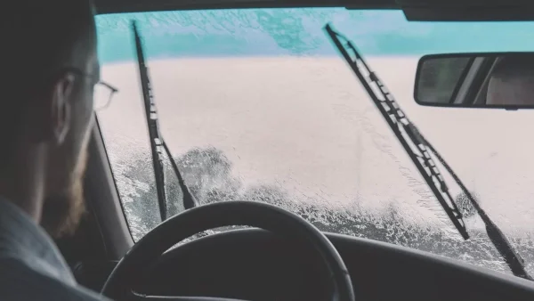 Εξοικονομήστε χρήματα με έξυπνο τρόπο: Καθαρίστε τους υαλοκαθαριστήρες του αυτοκινήτου με μαγειρική σόδα και...