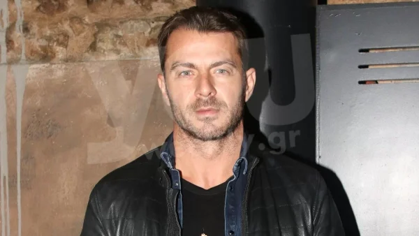 Εξιτήριο μετά την επέμβαση για τον Γιώργο Αγγελόπουλο - Εμφανίστηκε με γάζα στο πρόσωπο