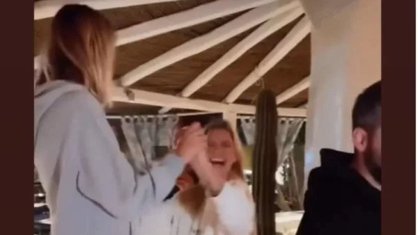 Aναστέναξαν μέχρι και τα τραπέζια - Το ''καυτό'' τσιφτετέλι της Βίκυς Καγιά με τη Μαίρη Βιτινάρος στη Μύκονο