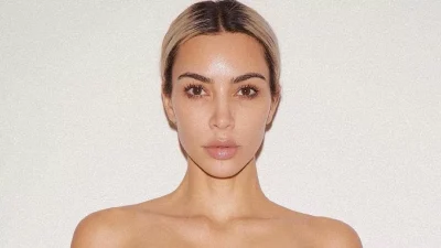 Η Kim Kardashian είναι το νέο πρόσωπο του οίκου Balenciaga: To φόρεμα από ζώνες που συγκλόνισε το Instagram