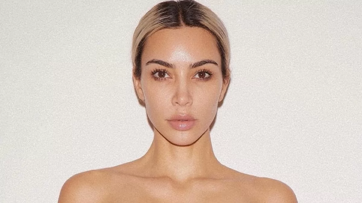 Η Kim Kardashian είναι το νέο πρόσωπο του οίκου Balenciaga: To φόρεμα από ζώνες που συγκλόνισε το Instagram